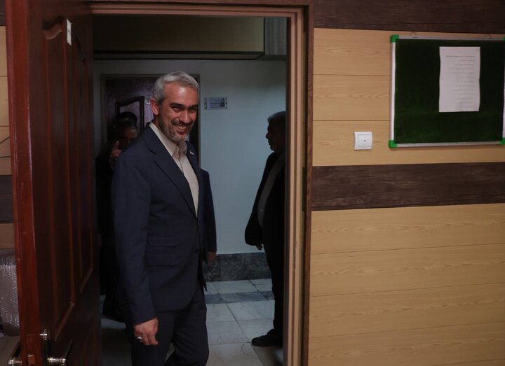 بازدید میدانی وزیر اقتصاد از معاونت‌ها، مراکز و ادارات کل وزارت امور اقتصادی و دارایی/ تأکید مدنی‌زاده بر شفافیت مالی، بهبود فرایندهای اجرایی و استفاده از فناوری‌های نوین در مدیریت منابع