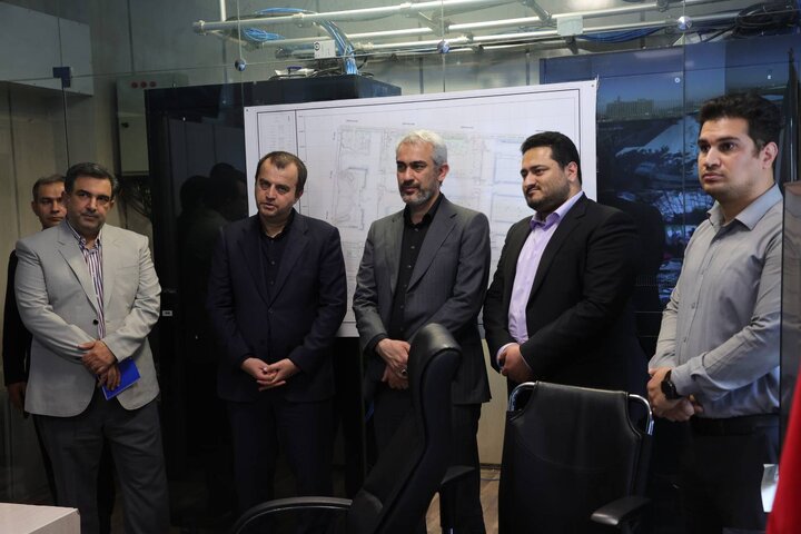 بازدید دکتر مدنی زاده از بخش های گوناگون وزارت اقتصاد