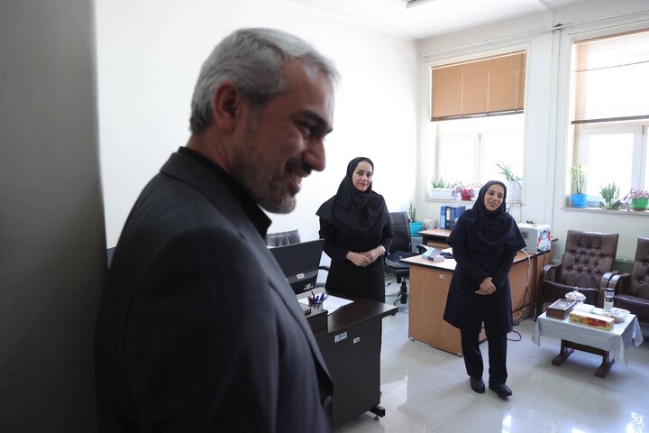 بازدید دکتر مدنی زاده از بخش های گوناگون وزارت اقتصاد