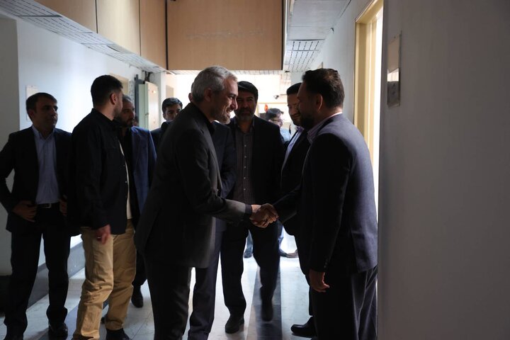 بازدید دکتر مدنی زاده از بخش های گوناگون وزارت اقتصاد