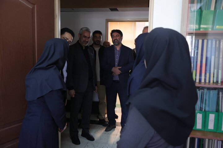 بازدید دکتر مدنی زاده از بخش های گوناگون وزارت اقتصاد