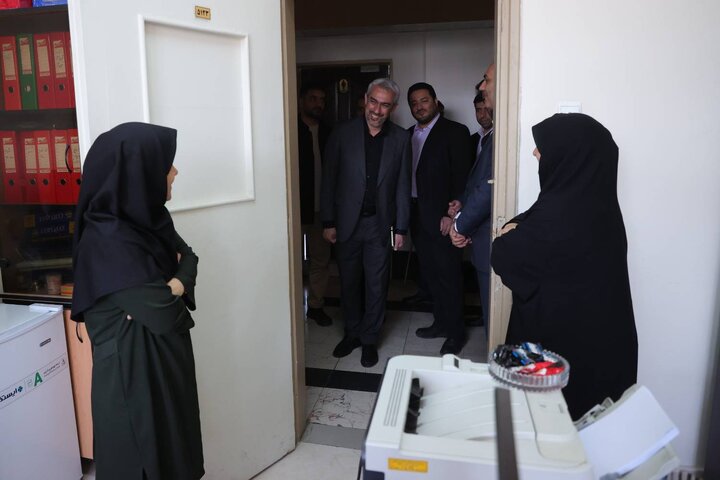 بازدید دکتر مدنی زاده از بخش های گوناگون وزارت اقتصاد