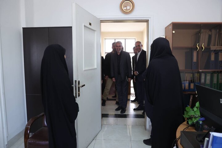 بازدید دکتر مدنی زاده از بخش های گوناگون وزارت اقتصاد