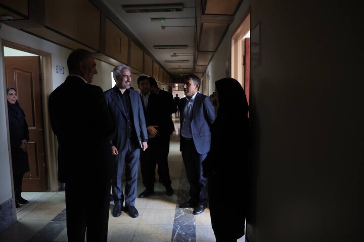 بازدید دکتر مدنی زاده از بخش های گوناگون وزارت اقتصاد