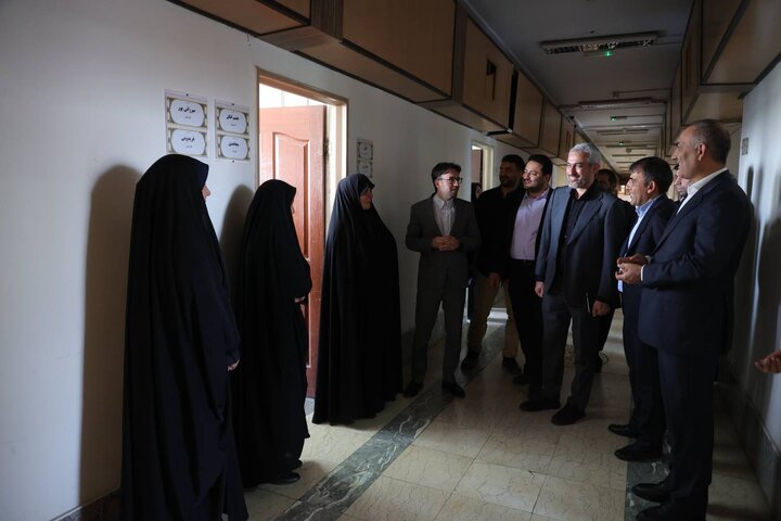 بازدید دکتر مدنی زاده از بخش های گوناگون وزارت اقتصاد