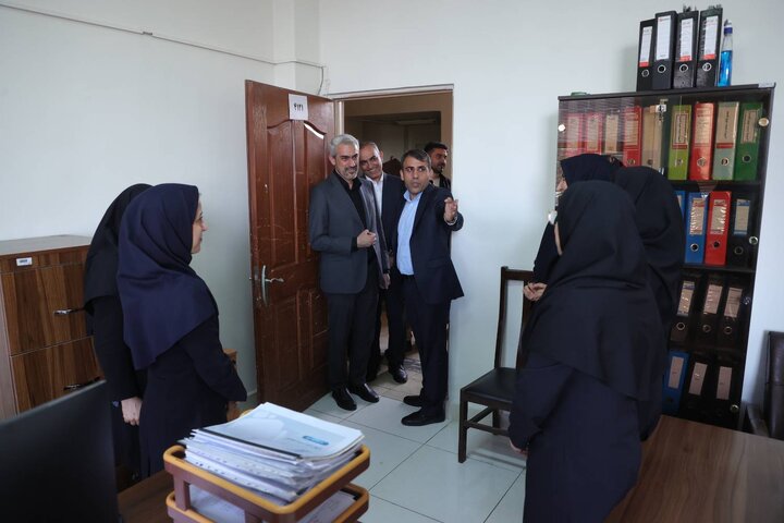بازدید دکتر مدنی زاده از بخش های گوناگون وزارت اقتصاد
