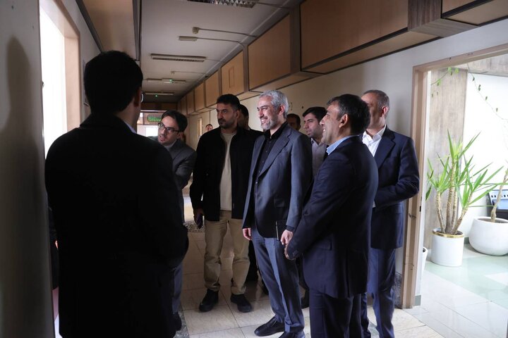 بازدید دکتر مدنی زاده از بخش های گوناگون وزارت اقتصاد