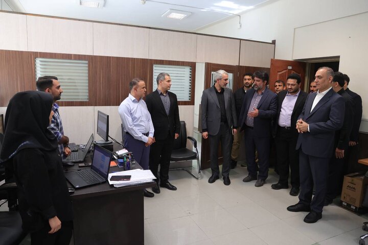 بازدید دکتر مدنی زاده از بخش های گوناگون وزارت اقتصاد
