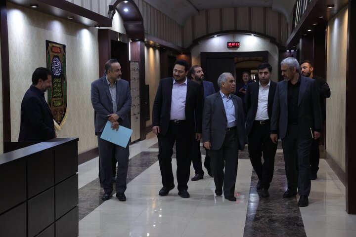 بازدید دکتر مدنی زاده از بخش های گوناگون وزارت اقتصاد