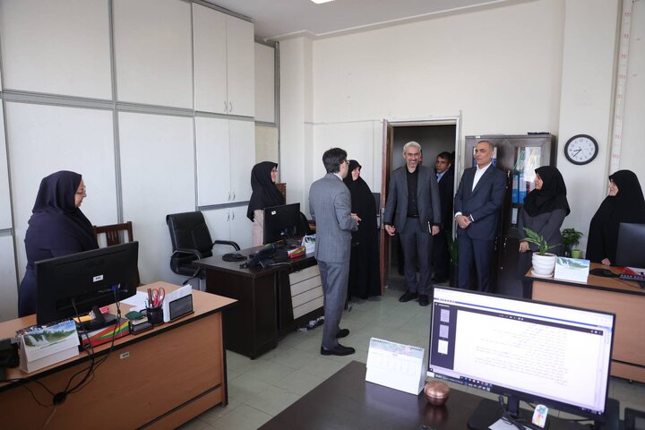 بازدید دکتر مدنی زاده از بخش های گوناگون وزارت اقتصاد