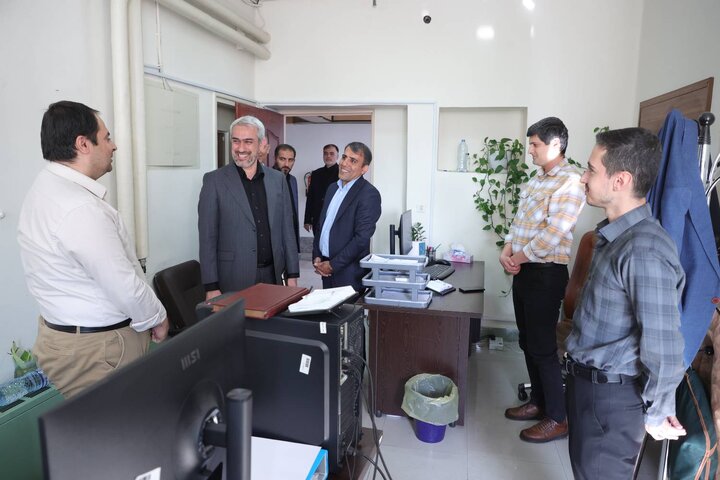 بازدید دکتر مدنی زاده از بخش های گوناگون وزارت اقتصاد