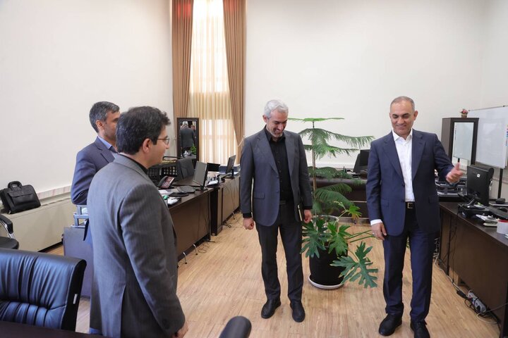 بازدید دکتر مدنی زاده از بخش های گوناگون وزارت اقتصاد