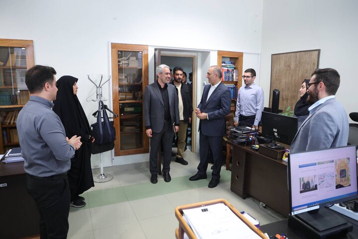 بازدید دکتر مدنی زاده از بخش های گوناگون وزارت اقتصاد