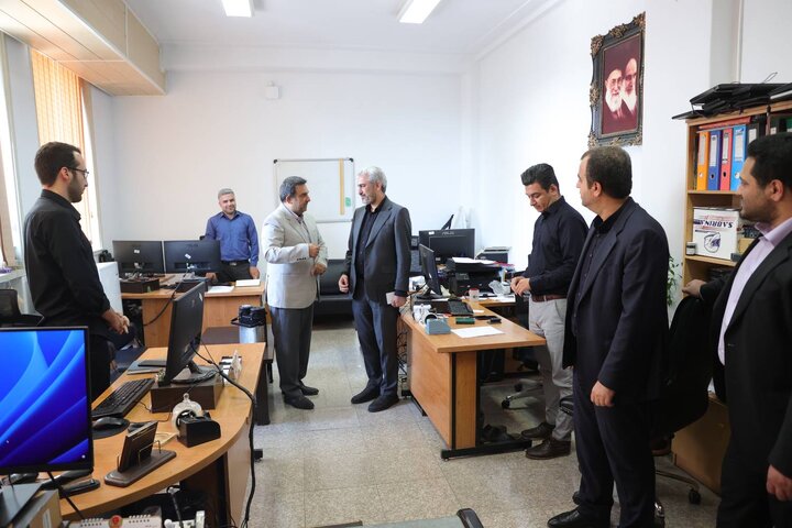 بازدید دکتر مدنی زاده از بخش های گوناگون وزارت اقتصاد