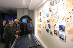 بازدید وزیر اقتصاد از نمایشگاه مبارزه با پولشویی و تامین مالی تروریسم مرکز اطلاعات مالی