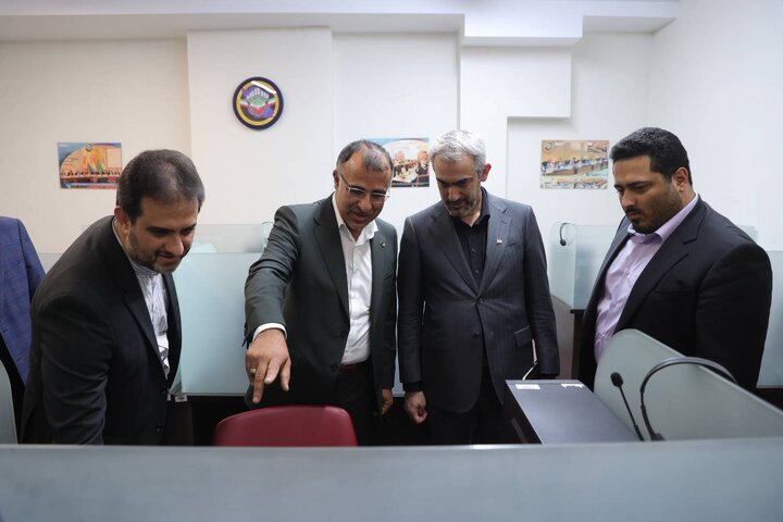 بازدید وزیر اقتصاد از نمایشگاه مبارزه با پولشویی و تامین مالی تروریسم مرکز اطلاعات مالی