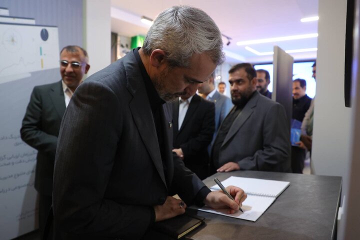 بازدید وزیر اقتصاد از نمایشگاه مبارزه با پولشویی و تامین مالی تروریسم مرکز اطلاعات مالی