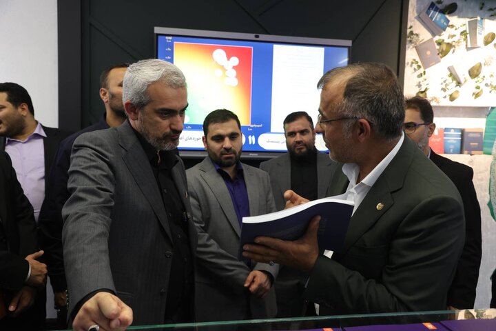 بازدید وزیر اقتصاد از نمایشگاه مبارزه با پولشویی و تامین مالی تروریسم مرکز اطلاعات مالی