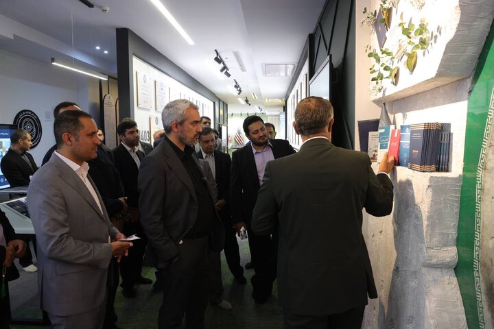 بازدید وزیر اقتصاد از نمایشگاه مبارزه با پولشویی و تامین مالی تروریسم مرکز اطلاعات مالی