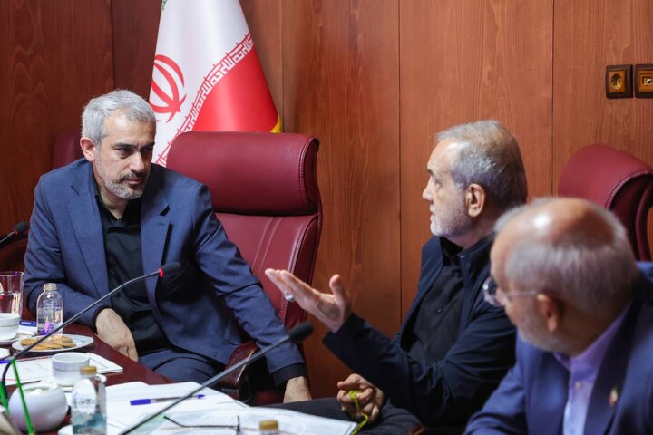 حضور سرزده رئیس جمهور در وزارت امور اقتصادی و دارایی