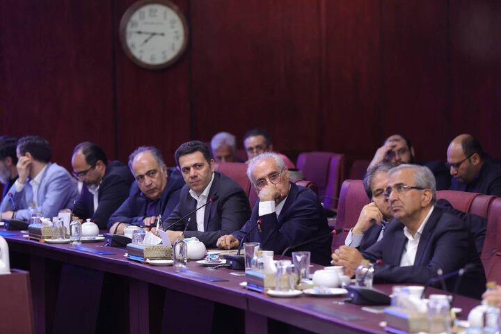 دیدار وزیر اقتصاد با اعضای مجمع کارآفرینان ایران