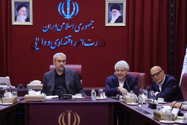 دیدار وزیر اقتصاد با اعضای مجمع کارآفرینان ایران