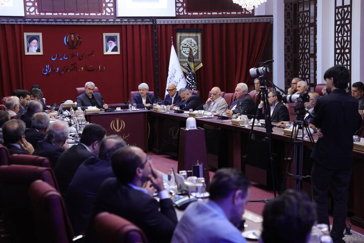 دیدار وزیر اقتصاد با اعضای مجمع کارآفرینان ایران