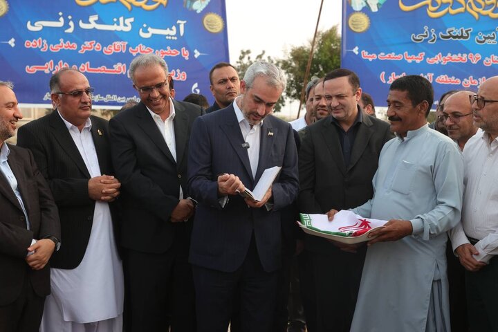 آیین کلنگ‌زنی بیمارستان ۹۶ تختخوابی با حضور وزیر اقتصاد در چابهار