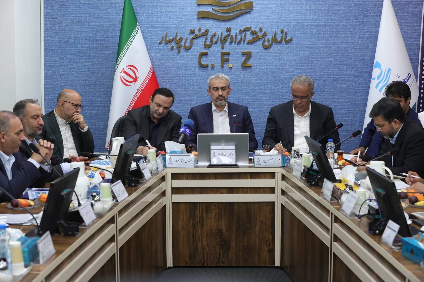 نشست مدیران و فعالان اقتصادی منطقه آزاد چابهار با وزیر اقتصاد