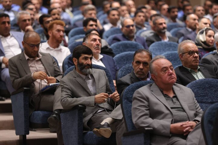 نشست مدیران و فعالان اقتصادی منطقه آزاد اروند با وزیر اقتصاد