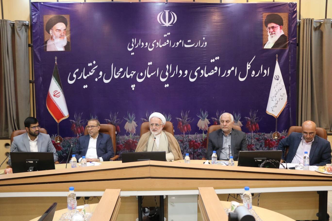 مشاور وزیر اقتصاد در امور ایثارگران:بیش از ۹ هزار نفر از ایثارگران شاغل در بدنه وزارت متبوع دارای تحصیلات تکمیلی هستند مشاور وزیر اقتصاد در امور ایثارگران:بیش از ۹ هزار نفر از ایثارگران شاغل در بدنه وزارت متبوع دارای تحصیلات تکمیلی هستند