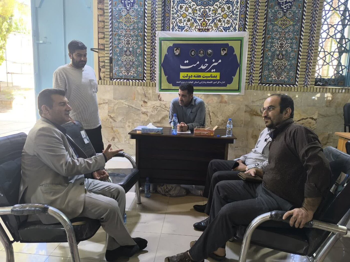 برپایی میز خدمت اداره کل امور اقتصادی و دارایی در مصلای نماز جمعه یاسوج