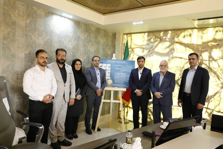 رونمایی از کتاب فرصت های سرمایه گذاری استان اصفهان