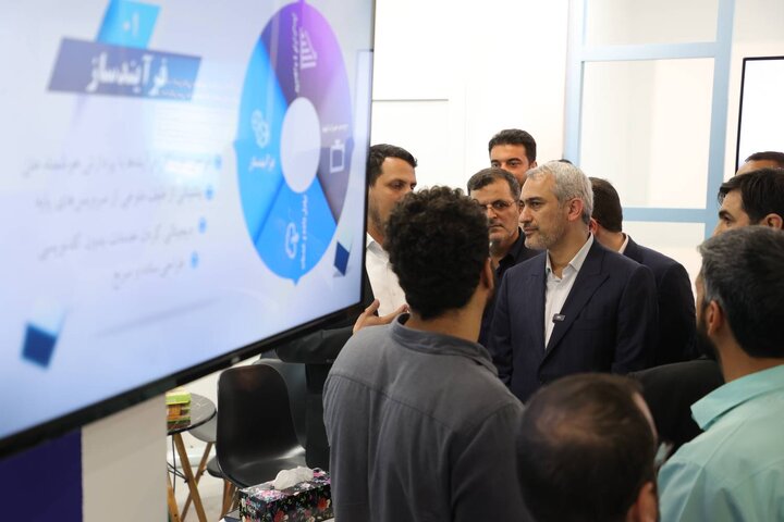 بازدید وزیر اقتصاد از نمایشگاه بین المللی الکامپ