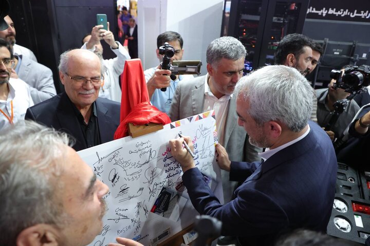 بازدید وزیر اقتصاد از نمایشگاه بین المللی الکامپ