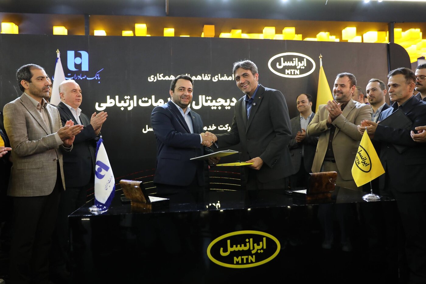 همزمان با ۲۸مین نمایشگاه الکامپ؛
مدیران عامل بانک صادرات ایران و ایرانسل تفاهم‌نامه همکاری امضا کردند