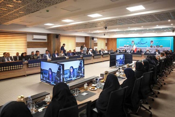 وزیر اقتصاد همراه با رییس جمهور در سفر به هرمزگان