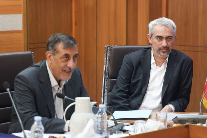 وزیر اقتصاد همراه با رییس جمهور در سفر به هرمزگان