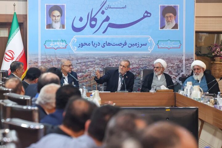 وزیر اقتصاد همراه با رییس جمهور در سفر به هرمزگان