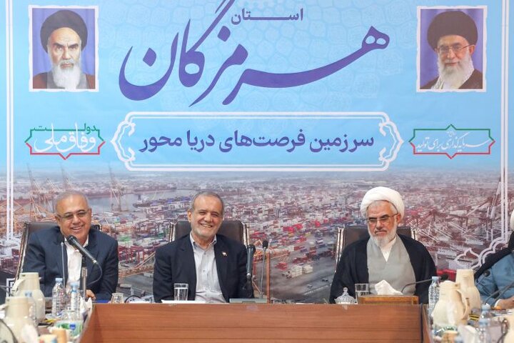 وزیر اقتصاد همراه با رییس جمهور در سفر به هرمزگان