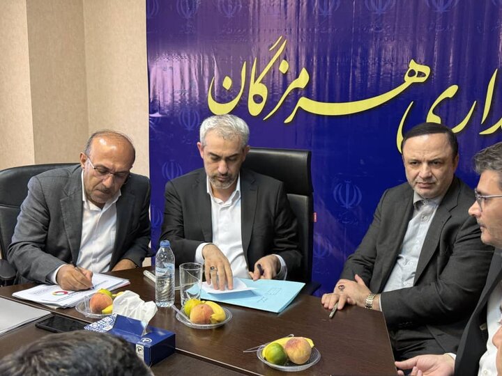 وزیر اقتصاد همراه با رییس جمهور در سفر به هرمزگان