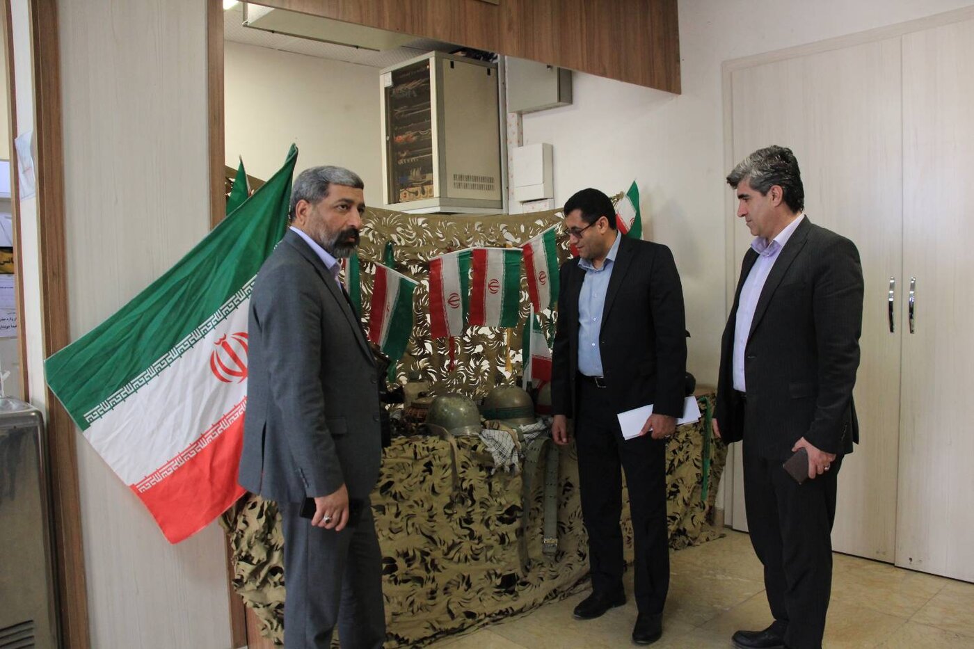 بازدید مدیرکل امور اقتصادی و دارایی استان همدان از نمایشگاه دفاع مقدس