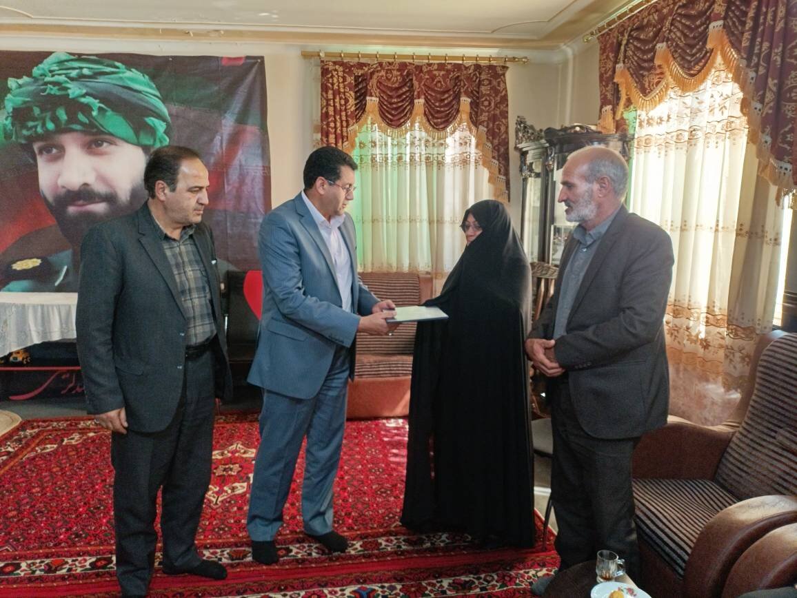 در هفته گرامیداشت دفاع مقدس انجام شد /تکریم خانواده شهید فرشید کریمی