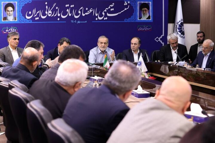 نشست صمیمی رئیس‌جمهور و وزیر اقتصاد با اعضای اتاق بازرگانی ایران