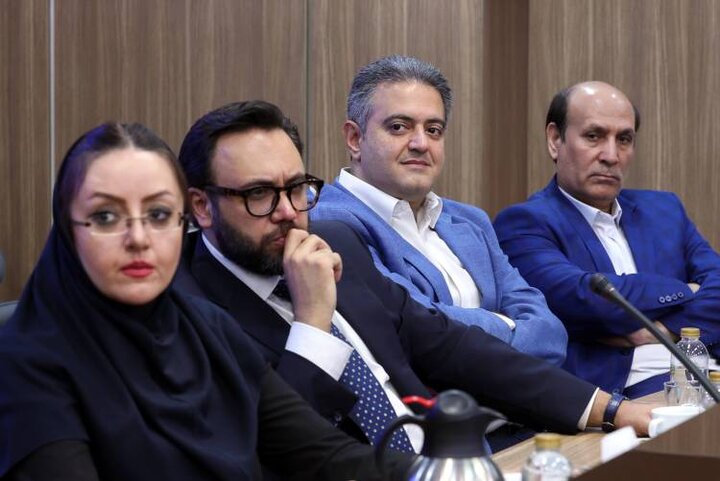 نشست صمیمی رئیس‌جمهور و وزیر اقتصاد با اعضای اتاق بازرگانی ایران