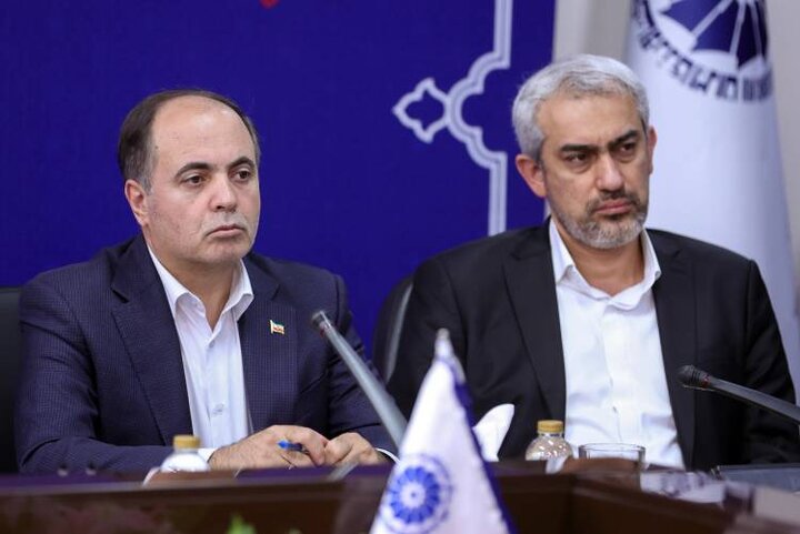 نشست صمیمی رئیس‌جمهور و وزیر اقتصاد با اعضای اتاق بازرگانی ایران