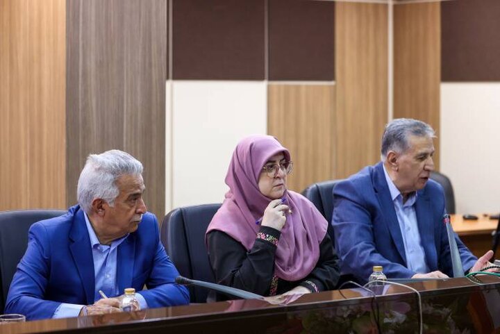 نشست صمیمی رئیس‌جمهور و وزیر اقتصاد با اعضای اتاق بازرگانی ایران