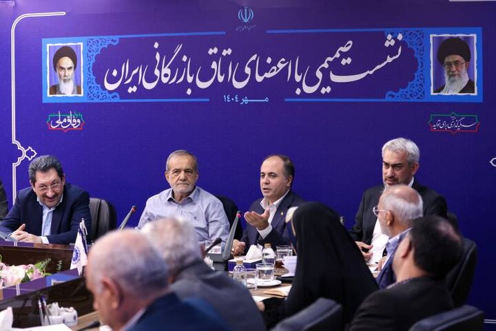 نشست صمیمی رئیس‌جمهور و وزیر اقتصاد با اعضای اتاق بازرگانی ایران