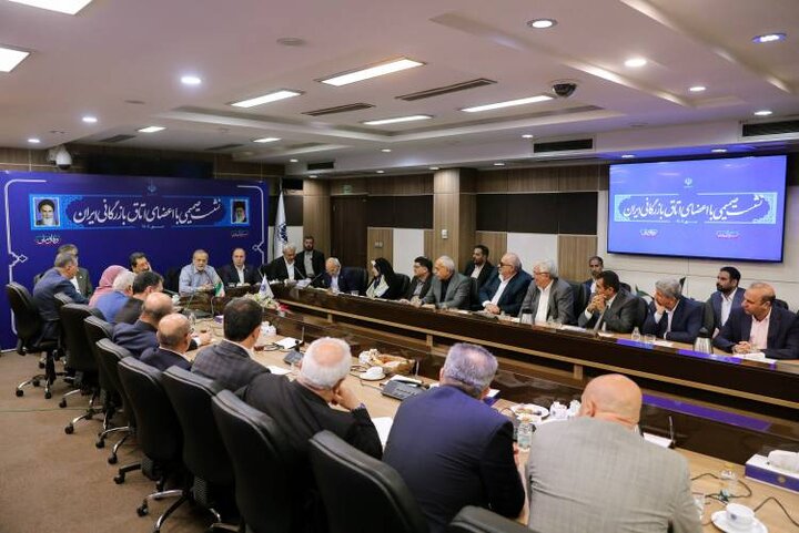 نشست صمیمی رئیس‌جمهور و وزیر اقتصاد با اعضای اتاق بازرگانی ایران