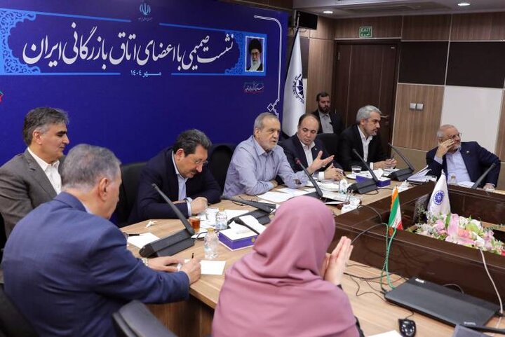 نشست صمیمی رئیس‌جمهور و وزیر اقتصاد با اعضای اتاق بازرگانی ایران